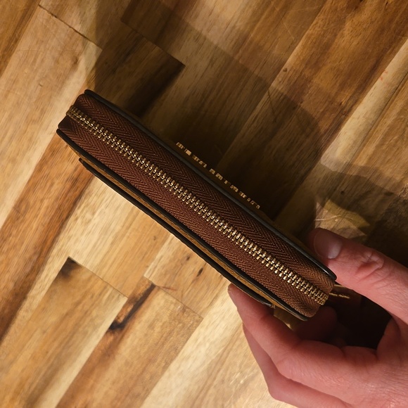 Michael Kors wallet - Picture 3 of 7